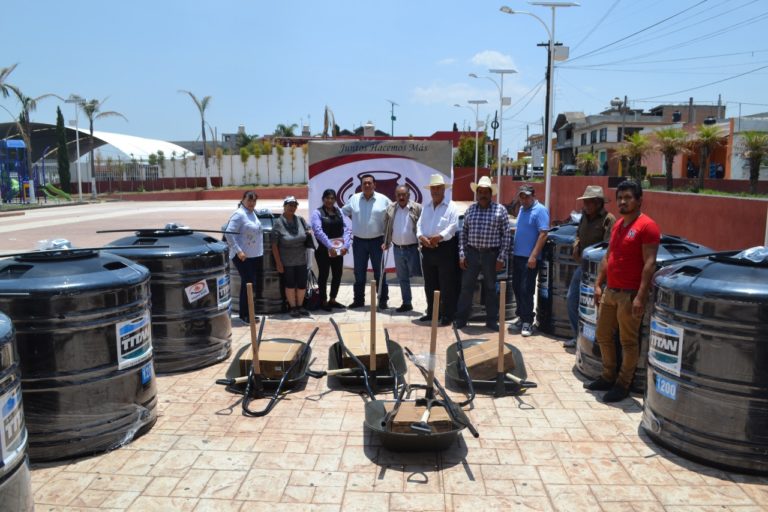 entrega de tinacos y carretillas