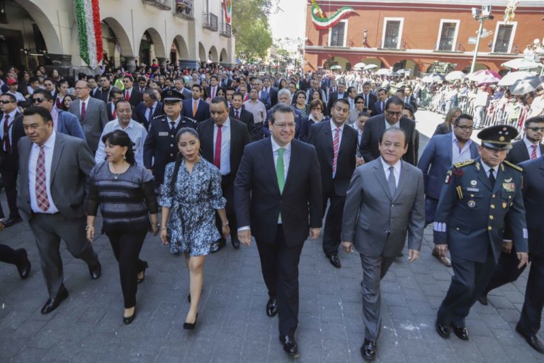 mena desfile