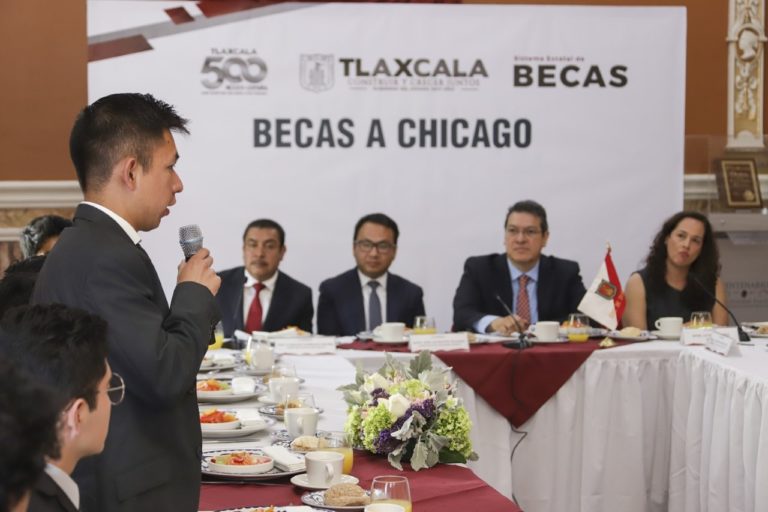 mena chicago becas
