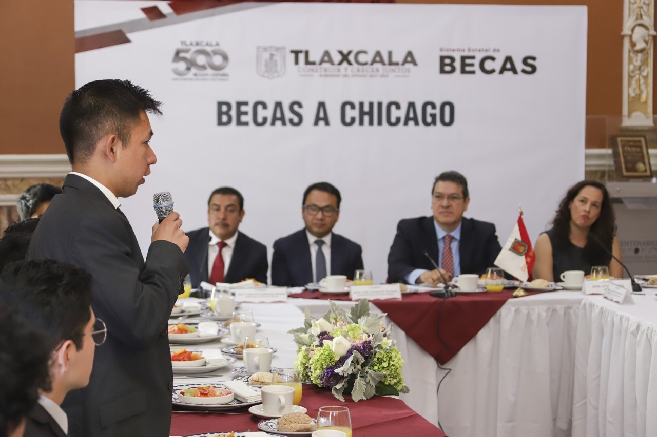 mena chicago becas